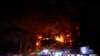 Ekipet e zjarrfikësve duke luftuar për ta shuar zjarrin në një bllok banesor në Valecia, Spanjë, 22 shkurt 2024.