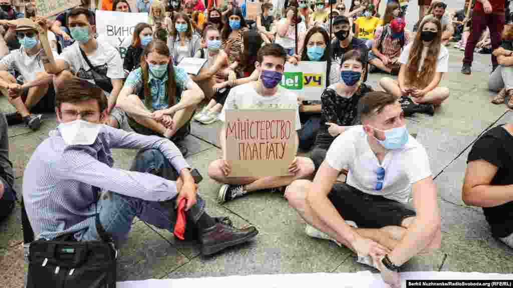 Біля Офісу президента учасники мітингу провели сидячу акцію протесту і передали своє звернення проти призначення Шкарлета