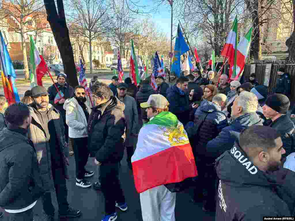 Părți din Isfahan – al doilea cel mai mare centru industrial, după Teheran – au fost martore ale protestelor timpurii, în care mulțimile cereau deschis revenirea monarhiei Pahlavi și fluturau steagul interzis cu Leul și Soarele, au spus în urmă cu o săptămână martori oculari pentru Radio Farda al RFE/RL. Drapelul, care a fost adus și miercuri la București în fața Ambsadei Iranului, este considerat de regimul clerical un simbol al monarhiei și naționalismului secular.