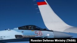 Балтичко Море: руски Су-27 се гледа од прозорецот на авионот кој го пренесувал министерот за одбрана Шојгу. Извор: руското Министерство за одбрана.  