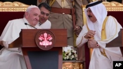 Pope Francis (left) talks with Bahrain's King Hamad bin Isa Al Khalifa on November 4.