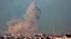 Додека посредниците во војната меѓу Израел и Хамас бараат прекин на огнот, Израел ја продолжува својата офанзива во Појасот Газа. Чад над градот Кан Јунис по израелското бомбардирање, 22 февруари 2024 година.