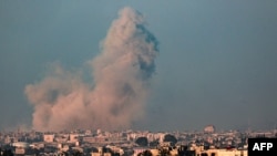 Додека посредниците во војната меѓу Израел и Хамас бараат прекин на огнот, Израел ја продолжува својата офанзива во Појасот Газа. Чад над градот Кан Јунис по израелското бомбардирање, 22 февруари 2024 година.