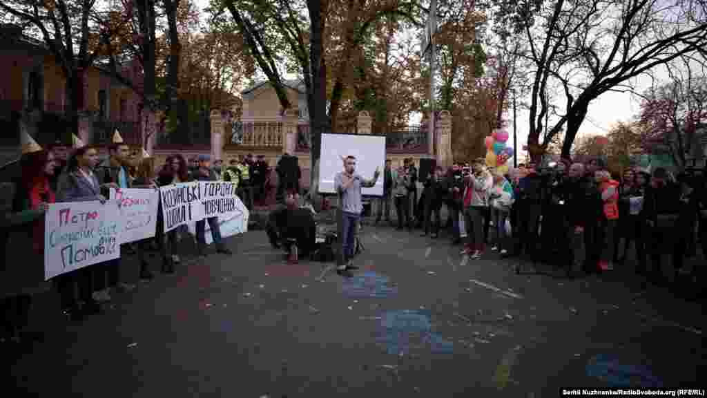 Активісти принесли плакати із написами: &laquo;Головнокомандувач. Головнозамовчувач&raquo;, &laquo;Президенте, а що ви винні Семочко?&raquo;, &laquo;Води в рот набрав?&raquo;