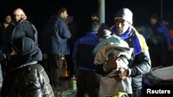 Alepponyň pitneçi nokatlaryndan ewakuasiýa edilen adamlar al-Raşideen şäherçesine bardylar.