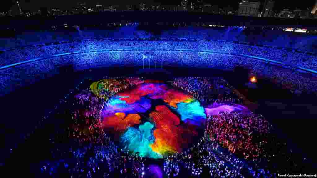 Освітлення стадіону під час церемонії закриття Олімпійських ігор 2020 у Токіо, Олімпійський стадіон, Токіо, Японія, 8 серпня 2021 року