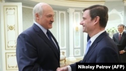 Belarusian President Alyaksandr Lukashenka (left) meets with U.S. Undersecretary for Political Affairs David Hale in Minsk on September 17.