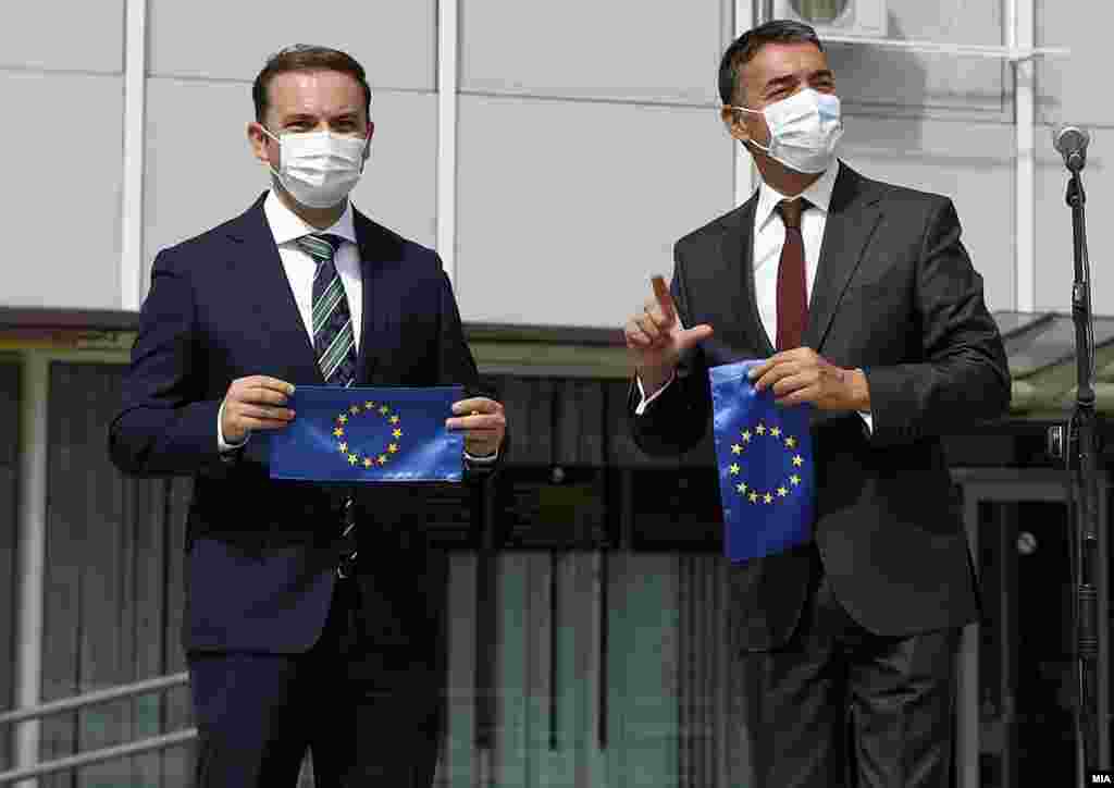 МАКЕДОНИЈА - Вицепремиерот за евроинтеграции Никола Димитров вели дека е битно пристапниот процес во ЕУ да се европеизира, а не да се балканизира. Тој денеска рече дека за македонската страна е битно македонскиот јазик и македонскиот идентитет да останат недопрени, а историските прашања да се решаваат од историчарите, за што има и механизам. Бугарија и на денешниот Совет за општи работи на ЕУ остана на ветото за Македонија.