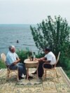<font>Ельцин обедает с президентом Татарстана Минтимером Шаймиевым в августе 1994 года. Они сидят на берегу Волги в ожидании круизного теплохода.<br />
<br />
Эти снимки были сделаны официальными фотографами Бориса Ельцина в период с 10 июня 1991 года, в день начала президентства Ельцина, по 31 декабря 1999 года, когда Ельцин передал власть Владимиру Путину.<br />
<br />
Фотографии лишь некоторые из тысяч снимков, хранящихся в архиве Президентского центра Бориса Ельцина, музея и культурного центра, открывшегося в Екатеринбурге в 2015 году</font>