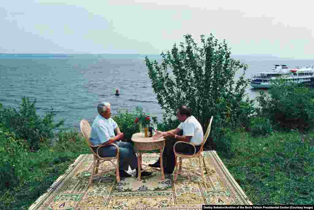 Elțîn și Mintimer Șahimiev, președintele Tatarstanului, în august 1994, pe malul râului Volga luând prânzul.