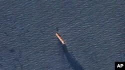 Curenje nafte iz broda Rubimar na jugu Crvenog mora, 20. februara 2024. nakon napada jemenskig Huta. 