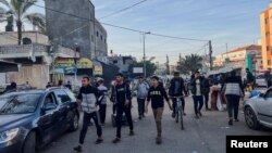Палестинці йдуть вулицею під час тимчасового перемир’я між Ізраїлем і «Хамасом», Хан-Юніс на півдні Сектору Гази, 24 листопада 2023 року