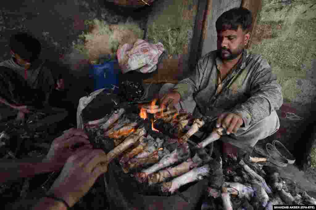 &nbsp;A vendor in Karachi cooks cow&#39;s feet, a popular repast in Pakistan.&nbsp;