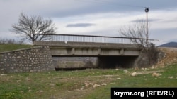 Мост над пересохшей рекой Боса в Байдарской долине