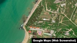 База отдыха имени Мокроусова имеет обширную территорию и собственные причалы. Скриншот спутниковой карты Google