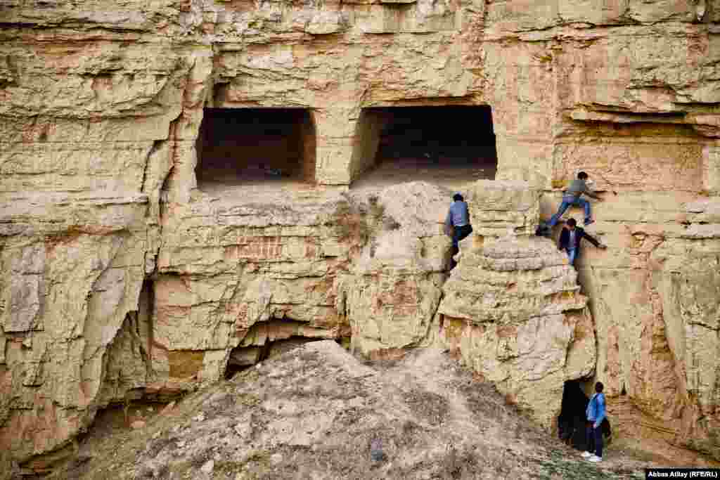 Qobustan rayonu. Mərəzə kəndi. Diribaba Piri yaxınlığında naməlum mağaralar. Bu mağaralar kənd uşaqları &uuml;&ccedil;&uuml;n yaxşı oyun məkanıdır.