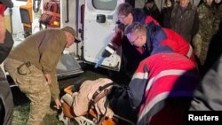 Spasioci pružaju medicinsku pomoć povrijeđenoj osobi na mjestu napada dronom u Vinici, Ukrajina, 15. marta.