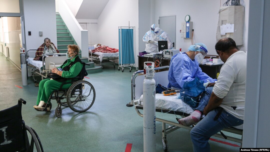 Valul patru al pandemiei a lovit puternic România. Sitemul este depășit de situație, nici spitalele, ambulanțele și nici DSP-urile nu mai fac față. 
