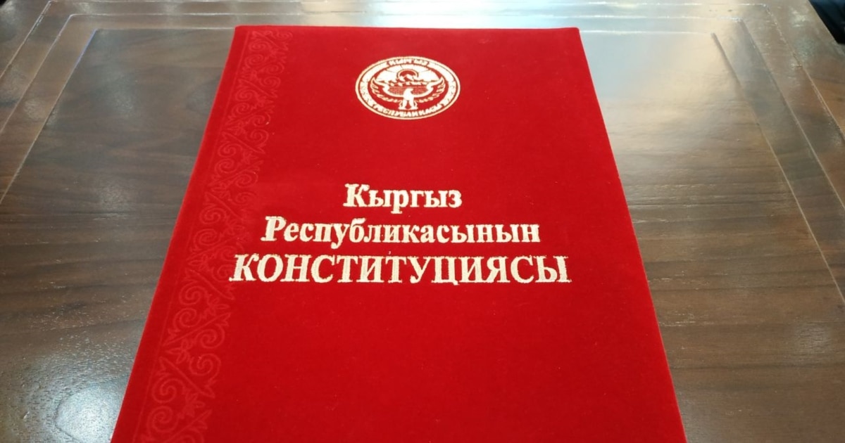 Қыз қоғамдық орында мастурбация жасайды