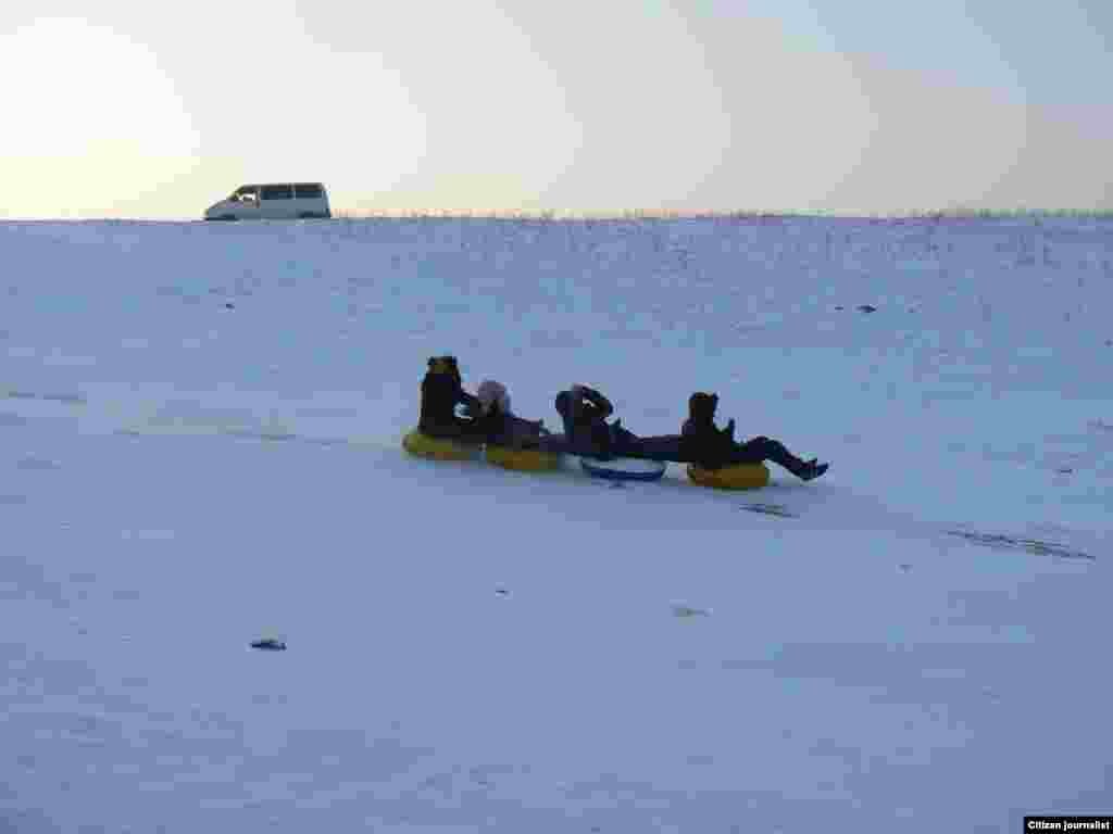 На снежных горках. Зимой в свободное от учебы время проодим, катаясь на горках снежных.