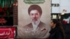 Poster sa slikom iranskog vrhovnog vođe ajatolaha Modžtabe Hamneija, Teheran, 13. avgust 2026.