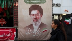 Poster sa slikom iranskog vrhovnog vođe ajatolaha Modžtabe Hamneija, Teheran, 13. avgust 2026.