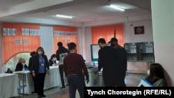 4-октябрдагы парламенттик шайлоодо добуш берүү. Бишкек. 2020-жыл.