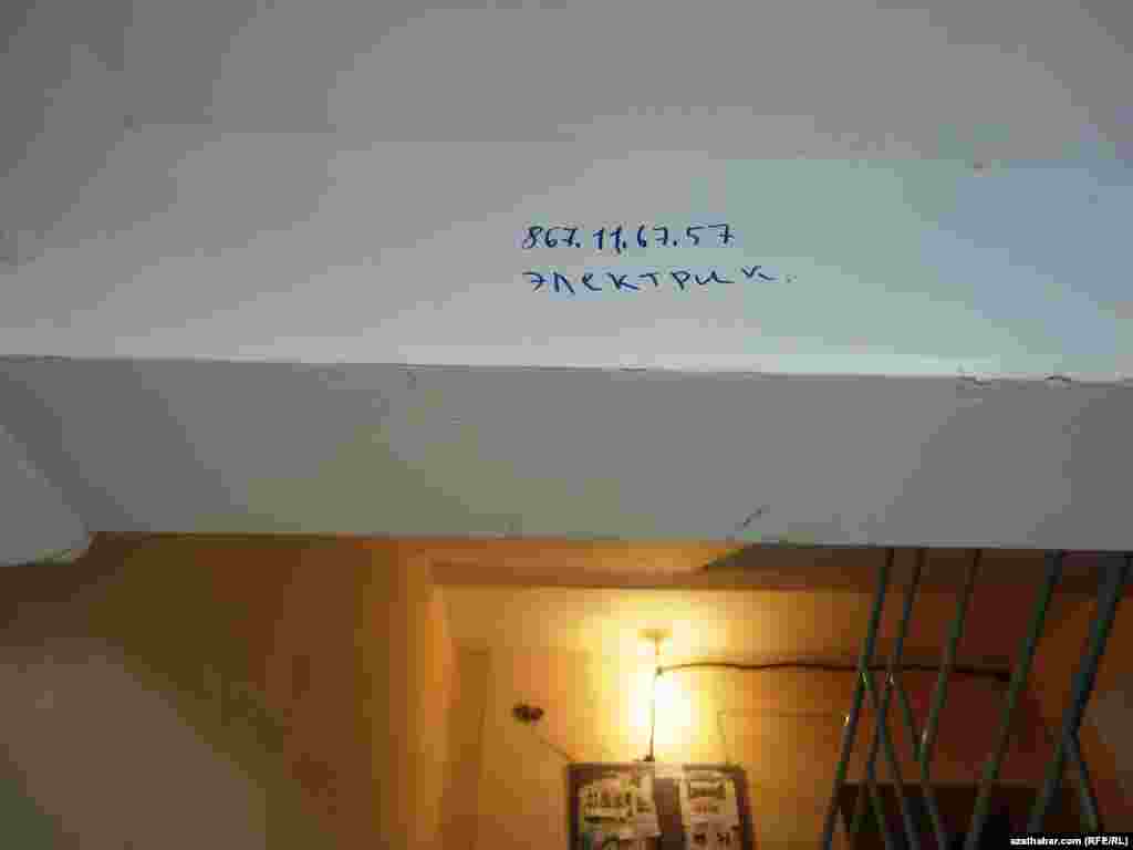 Aşgabatdaky ýaşaýyş jaýlaryň biriniň üçeginde "elektrigiň" telefon nomeri ýerleşdirilipdir