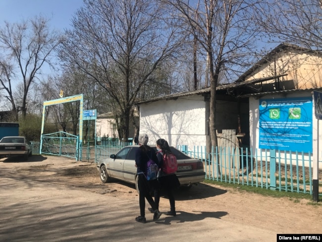 Дети идут в школу в селе Багыс. Туркестанская область, 7 апреля 2021 года.