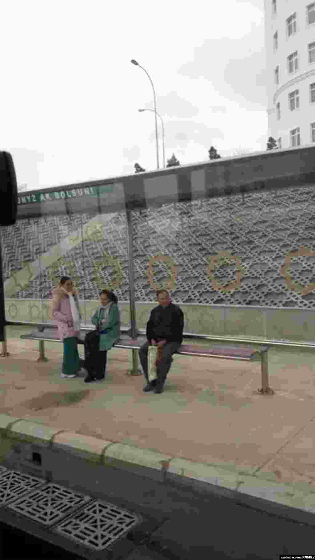 Awtobus duralgasyndaky ýolagçylar