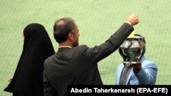 IRAN -- Iranian lawmakers vote during an impeachment session of Iranian Labor Minister Ali Rabiei (unseen) at the Iranian Parliament in Tehran, August 8, 2018