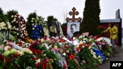 Coroane și buchete de flori depuse la mormântul liderului opoziției ruse Alexei Navalnîi, la cimitirul Borisovo din Moscova, pe 2 martie 2024, a doua zi după înmormântare.