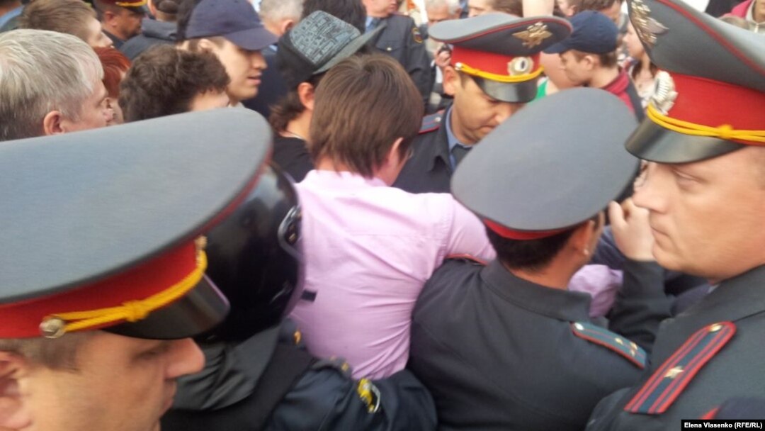 Депутат Госдумы Дмитрий Гудков пытается установить палатку в Астрахани