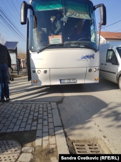 Autobusi me gra nga mbarë Kosova për një takim të organizuar nga Lista Serbe në Graçanicë.