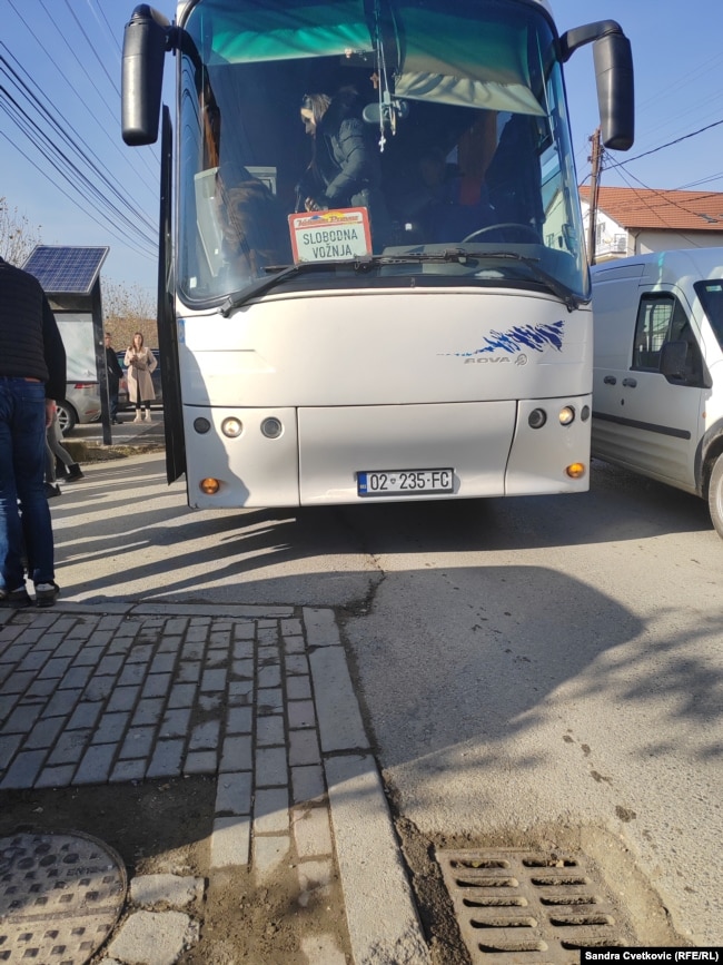 Autobusi me gra nga mbarë Kosova për një takim të organizuar nga Lista Serbe në Graçanicë.