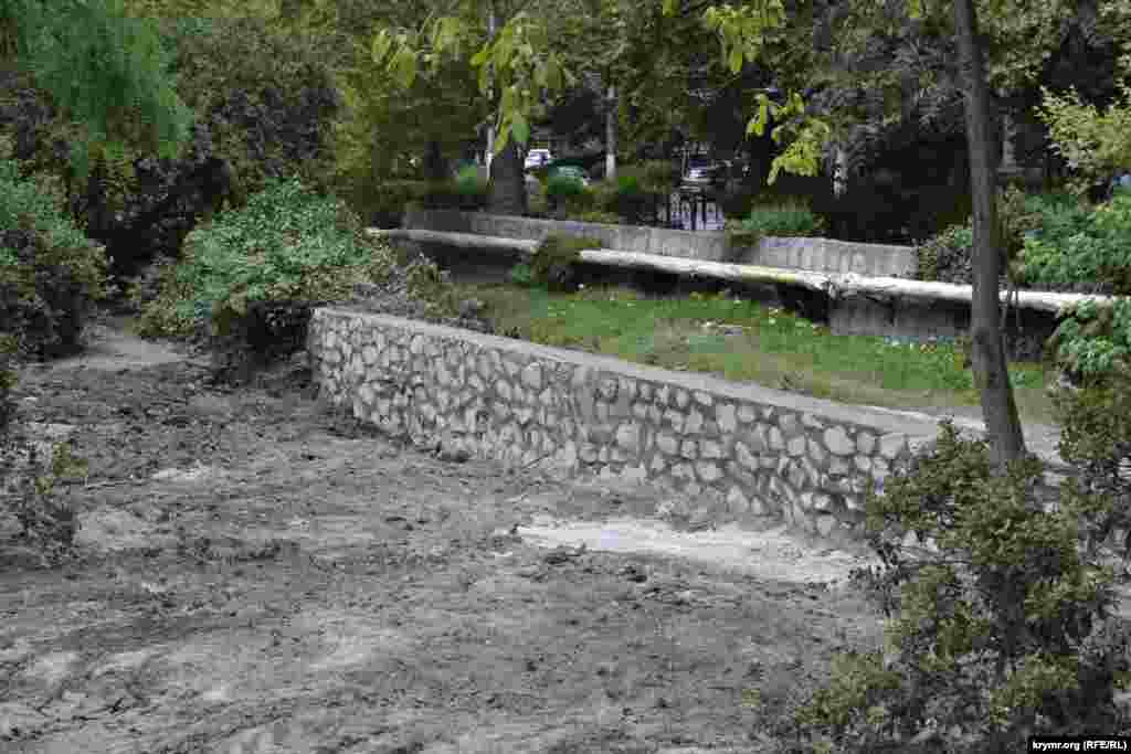 В Пионерском парке за месяц успели восстановить стену русла Учан-Су, разрушенную потоком воды