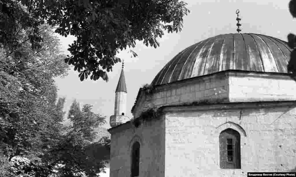 Dürbeniñ qubbesinden Büyük Han Camisiniñ minaresi körüne