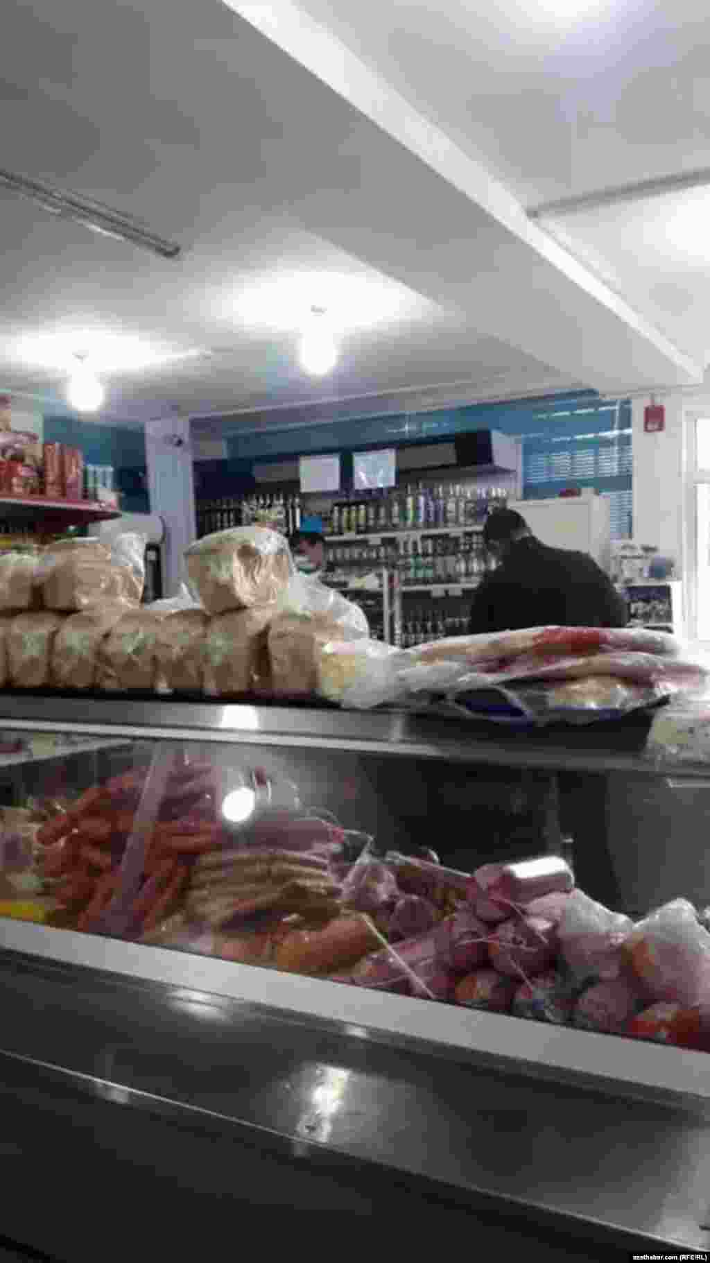 Aşgabatdaky bazarlaryň biri