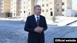 Ш.Мирзиёев Андижон вилоятининг Хўжобод туманидаги кўп қаватли уйлар қурилаётган майдонда, 2020 йил 22 майи.
