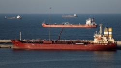 Tanker usidren u Muskatu, Oman. Podaci servisa za praćenje brodova navode najmanje četiri broda, od kojih su dva nedavno pristajala u iranske luke, kako prolaze kroz Hormuški moreuz u satima nakon stupanja na snagu američke pomorske blokade. (fotoarhiv)