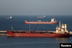 Petroliere ancorate în Muscat, capitala Omanului, în apropiere de Strâmtoarea Ormuz.