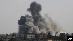 Дим піднімається від вибуху, спричиненого ізраїльськими авіаударами у Секторі Гази, 10 жовтня 2023 року