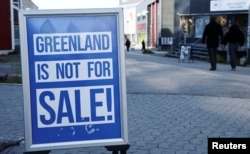 Un afiș cu mesajul „Groenlanda nu este de vânzare!” la Nuuk, capitala insulei.