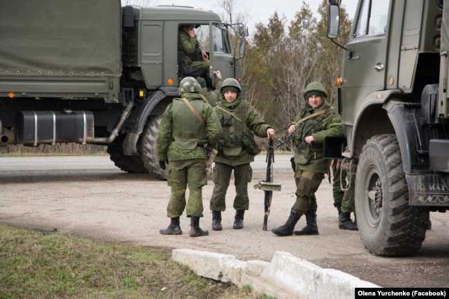 Російські військові без розпізнавальних знаків біля заблокованої української частини А-0883, Керч, 8 березня 2014 року