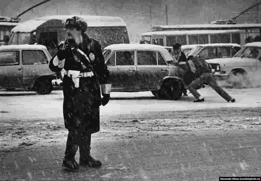 A Moscow traffic policeman in 1994.&nbsp;