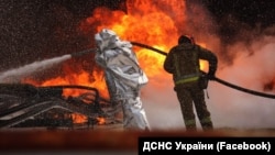 Ілюстраційне фото. Пожежники гасять пожежу, що виникла внаслідок російського удару по одному із інфраструктурних об’єктів Дніпропетровщини. 13 травня 2026 року