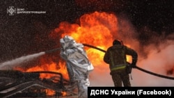 Пожежники гасять пожежу, що виникла внаслідок російського удару по одному із інфраструктурних об'єктів Дніпропетровщини. 13 травня 2026 року