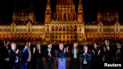 პეტერ მადიარი (ცენტრში). ბუდაპეშტი, 12 აპრილი, 2026.