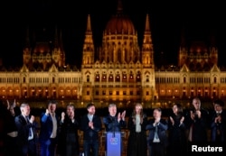 პეტერ მადიარი (ცენტრში). ბუდაპეშტი, 12 აპრილი, 2026.