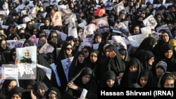 Kerman şäherinde Kasem Suleýmaniniň jynazasyna gelenler. 7-nji ýanwar, 2020 ý.